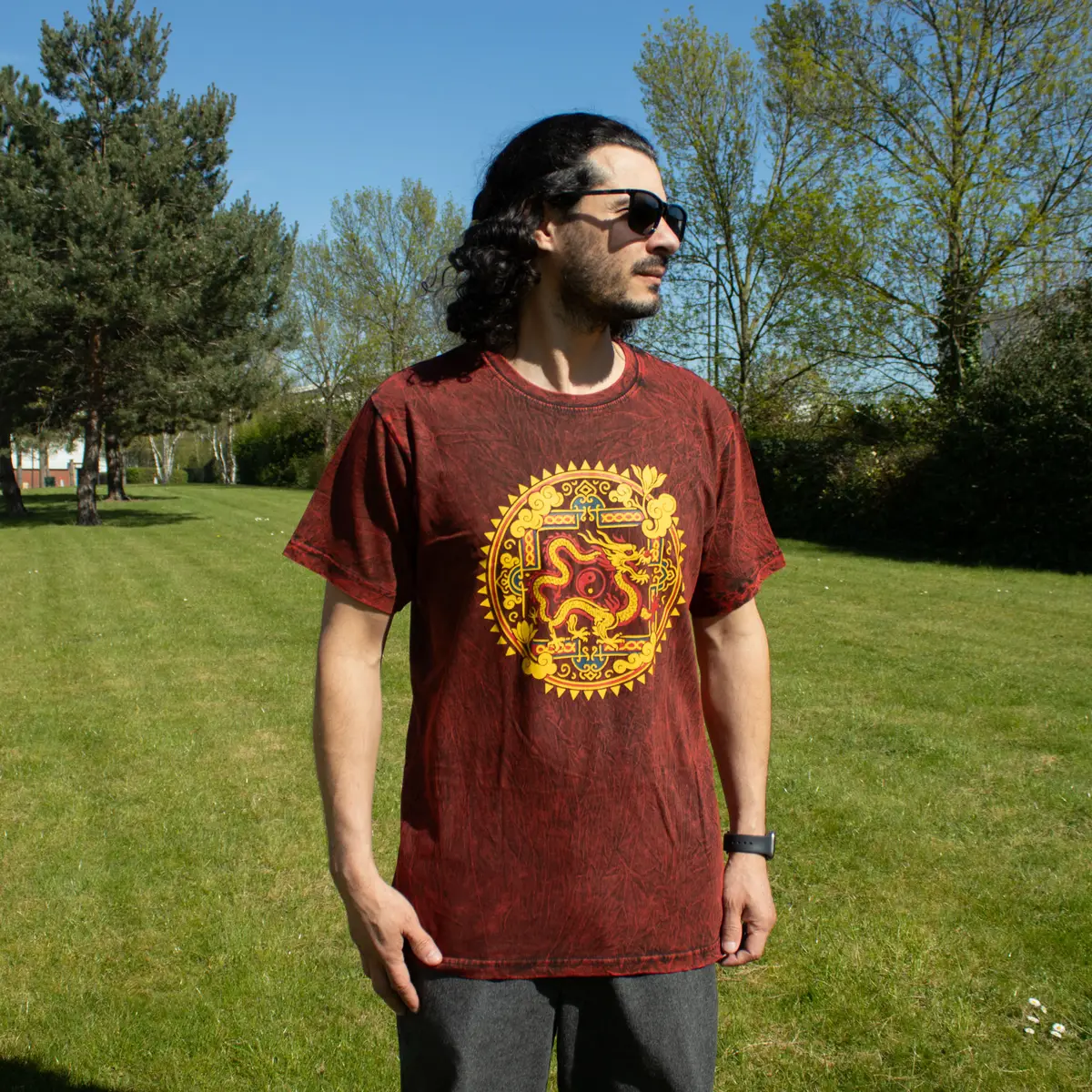 Nomad Sari Stonewashed bomulls-T-shirt med drakmandala i vinrött, storlek M - produktbild 2