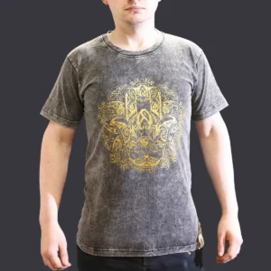 Man i mörkgrå stonewashed bomulls-T-shirt med gul Hamsa-design fram