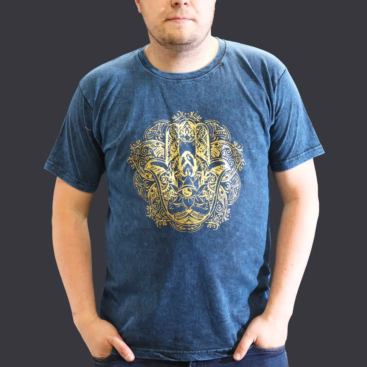 Man i blå stonewashed bomulls-T-shirt med guldigt Hamsa-motiv fram