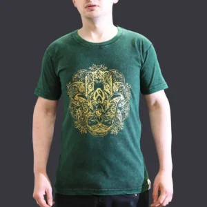 Man i grön stonewashed bomulls-T-shirt med gult Hamsa-motiv fram