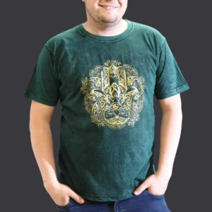 Grön stonewashed bomulls-T-shirt med guldigt Hamsa-motiv på bröstet, modell i storlek XL