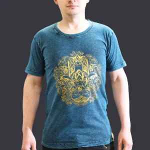 Man i blå stonewashed bomulls-T-shirt med gult Hamsa-motiv fram