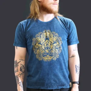 Man i blå stonewashed bomulls-T-shirt med gult Hamsa-tryck