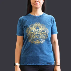 Blå stonewashed bomulls-T-shirt med guldigt Hamsa-motiv på bröstet, modell i medium storlek