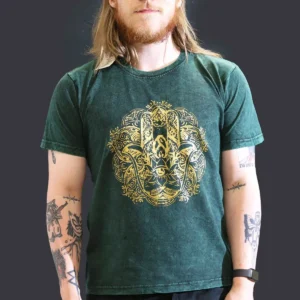 Man i grön stonewashed bomulls-T-shirt med gult Hamsa-tryck fram