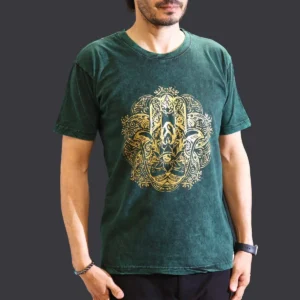 Man i grön stonewashed bomulls-T-shirt med guldigt Hamsa-motiv fram