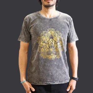 Man som bär en mörkgrå stonewashed bomulls-T-shirt med gult Hamsa-tryck fram