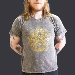 Man i mörkgrå stonewashed bomulls-T-shirt med guldfärgat Hamsa-tryck fram