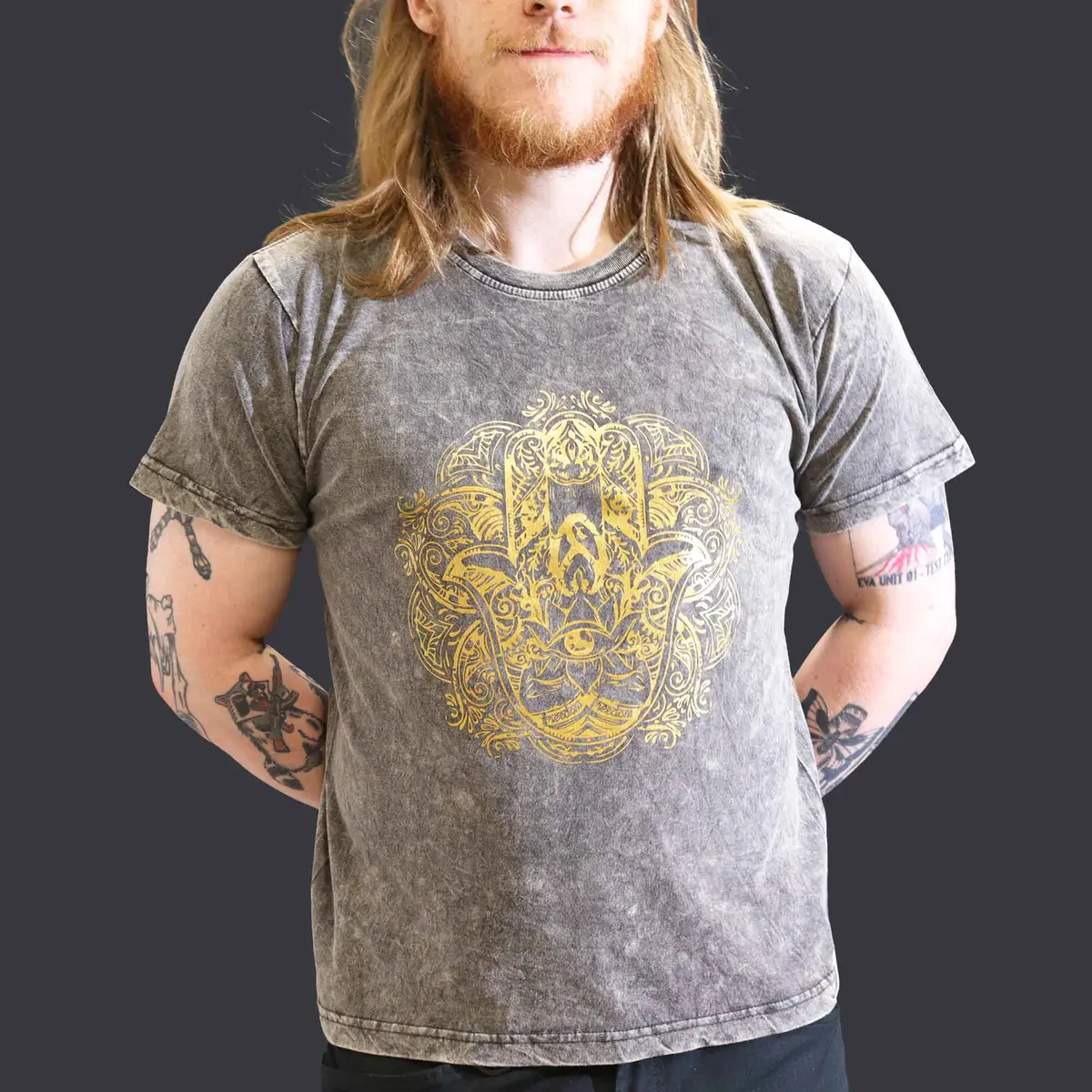 Man i mörkgrå stonewashed bomulls-T-shirt med guldfärgat Hamsa-tryck fram