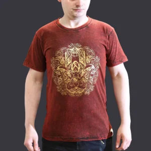Man som bär vinröd stonewashed bomulls-T-shirt med detaljerat gult Hamsa-tryck fram