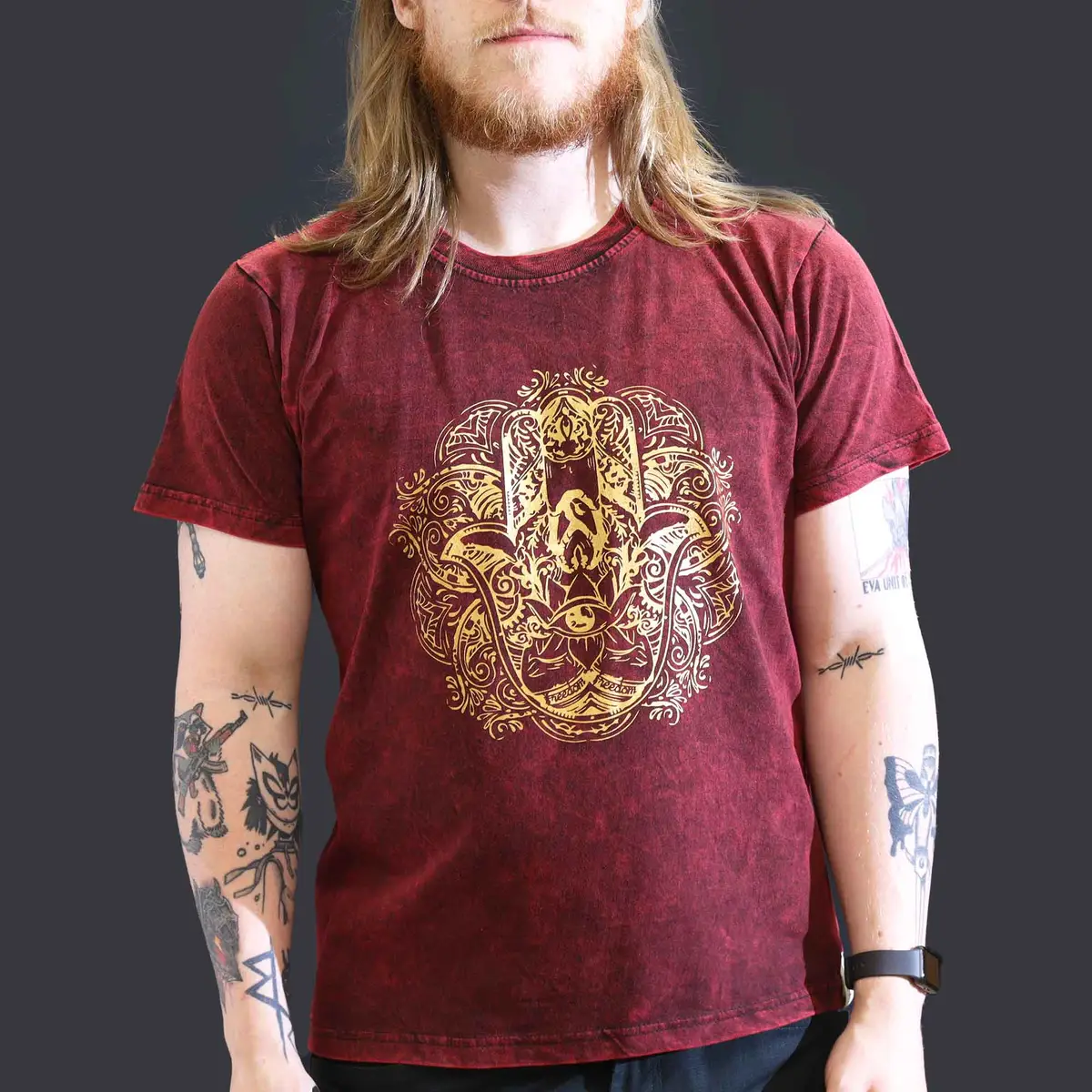 Man i vinröd stonewashed bomulls-T-shirt med detaljerat gult Hamsa-tryck