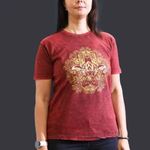 Vinröd stonewashed bomulls-T-shirt med gult Hamsa-tryck på bröstet, modell bär plagget