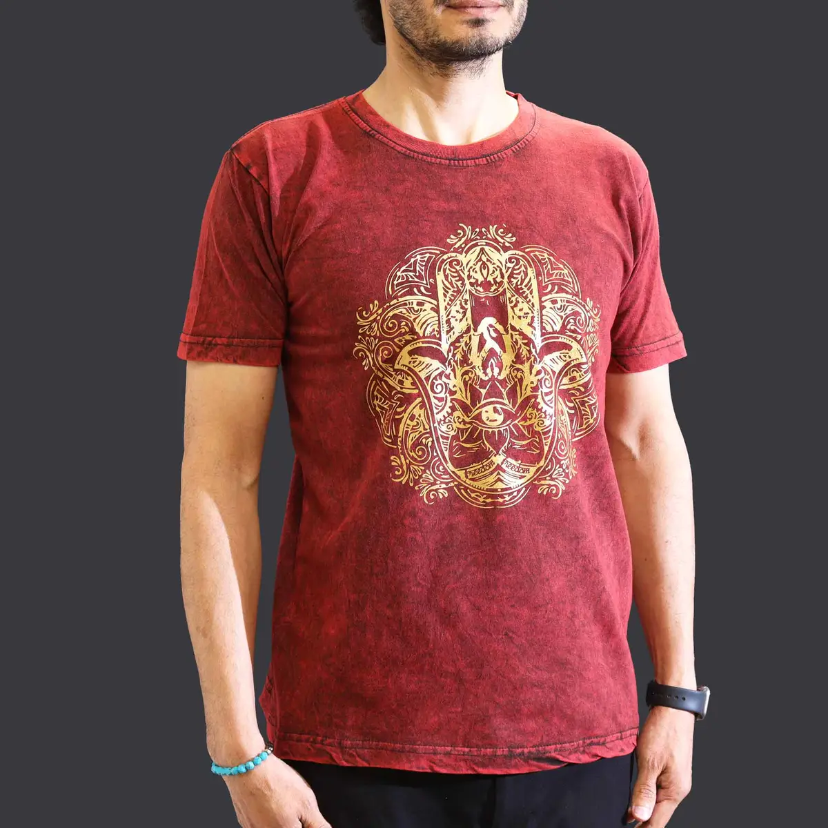 Nomad Sari Stonewashed bomulls-T-shirt med Hamsa-motiv i vinrött, storlek Medium - produktbild 2