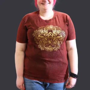 Person som bär en vinröd bomulls-T-shirt med guldigt Hamsa-tryck fram