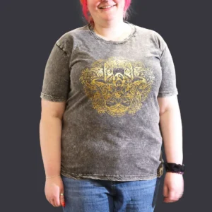 Person som bär en mörkgrå stonewashed bomulls-T-shirt med guldfärgat Hamsa-tryck fram