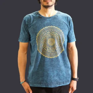 Blå stonewashed bomulls-T-shirt med gult mandalamönster på bröstet
