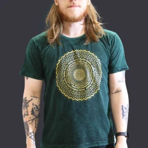 Grön stonewashed bomulls-T-shirt med detaljerat mandalamönster på bröstet