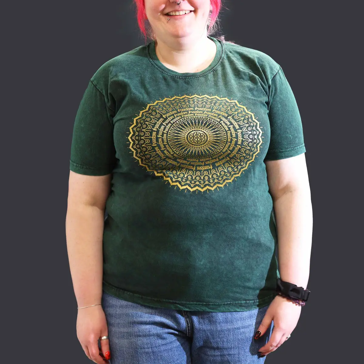 Grön bomulls-T-shirt med gult mandalamönster och stonewashed finish