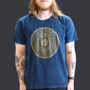 Man i blå stonewashed bomulls-T-shirt med gult mandalamönster fram