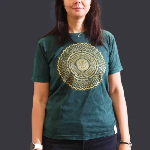 Grön stonewashed bomulls-T-shirt med gult mandalamönster på bröstet, bärs av person