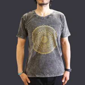 Mörkgrå stonewashed bomulls-T-shirt med gult mandalamönster på bröstet, modell bär mediumstorlek