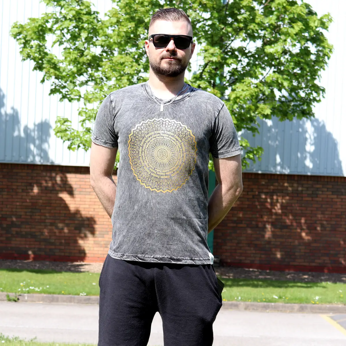 Nomad Sari Stonewashed bomulls-T-shirt med mandalamönster i mörkgrått - produktbild 2