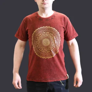 Man i vinröd stonewashed bomulls-T-shirt med guldigt mandalamönster fram