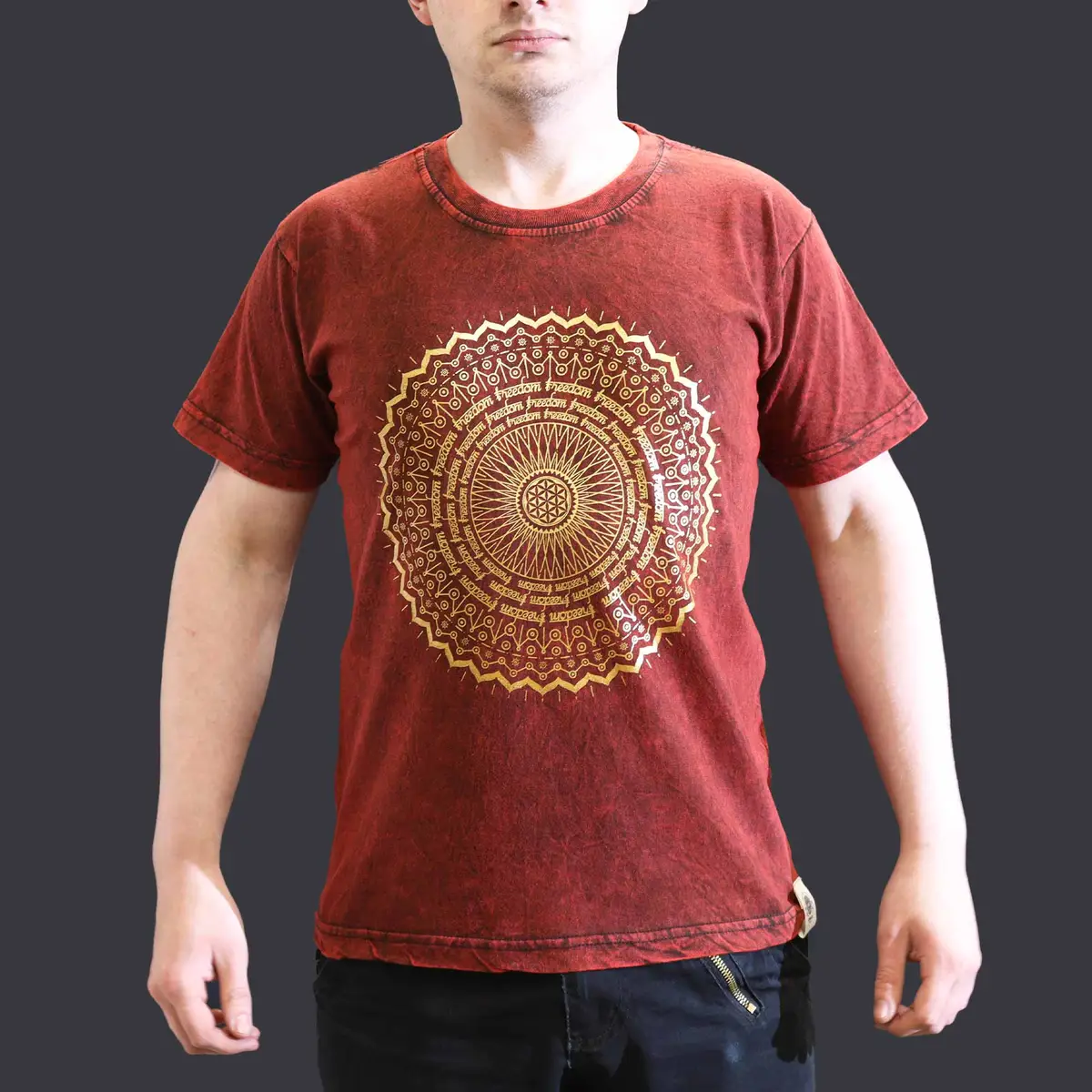 Man i vinröd stonewashed bomulls-T-shirt med guldigt mandalamönster fram