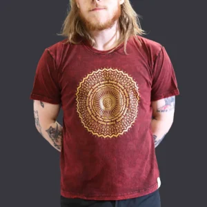 Man i vinröd stonewashed bomulls-T-shirt med gult mandalamönster fram