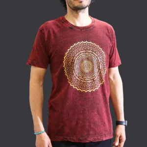 Man som bär vinröd Nomad Sari stonewashed bomulls-T-shirt med guldigt mandalamönster