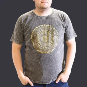 Man i mörkgrå stonewashed bomulls-T-shirt med guldmandalamönster fram