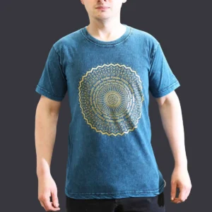 Man i blå stonewashed bomulls-T-shirt med gult mandalamotiv fram