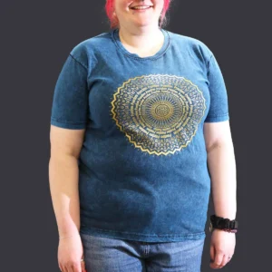 Blå stonewashed bomulls-T-shirt med guldmandalamotiv på bröstet