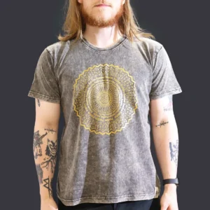 Mörkgrå stonewashed bomulls-T-shirt med gult mandalamotiv på bröstet
