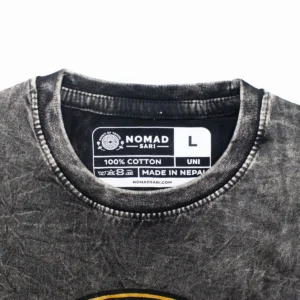 Nomad Sari Stonewashed bomulls-T-shirt med Rebel-motiv i kolgrått - produktbild 4