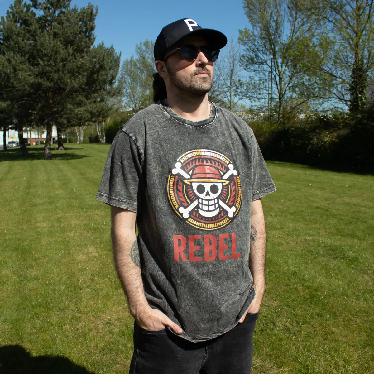 Nomad Sari Stonewashed bomulls-T-shirt med Rebel-motiv i kolgrått - produktbild 6