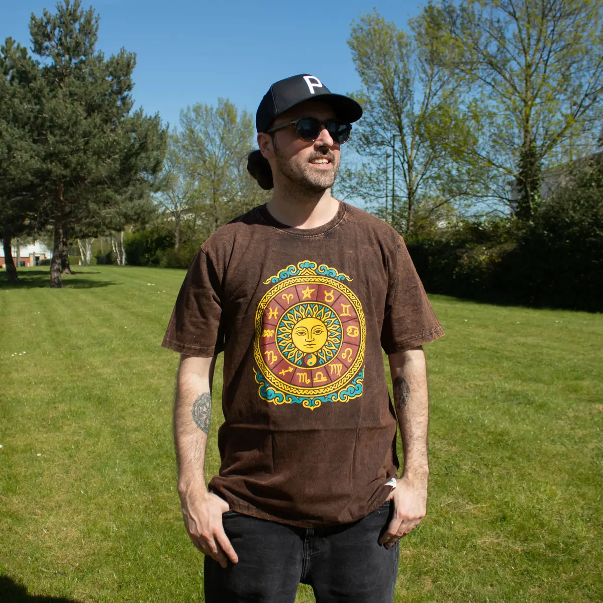 Nomad Sari Stonewashed bomulls-T-shirt med sol- och zodiakmotiv i brun färg - produktbild 2