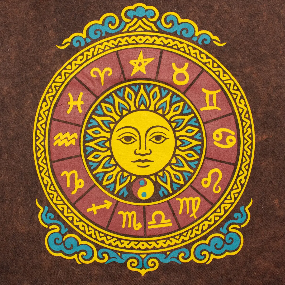 Nomad Sari Stonewashed bomulls-T-shirt med sol- och zodiakmotiv i brun färg - produktbild 4