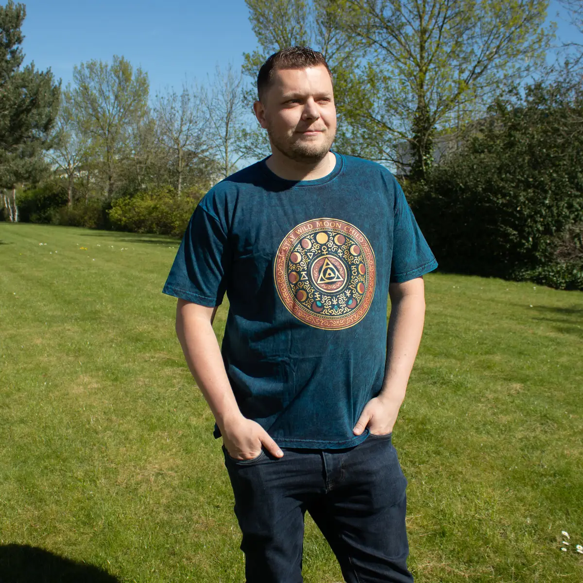 Nomad Sari Stonewashed bomulls-T-shirt med Stay Wild Moon Child-motiv blå XL - produktbild 4