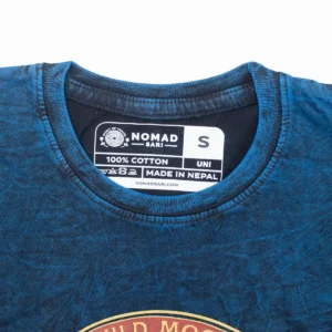 Nomad Sari Stonewashed bomulls-T-shirt med Stay Wild Moon Child-tryck i blått - produktbild 2