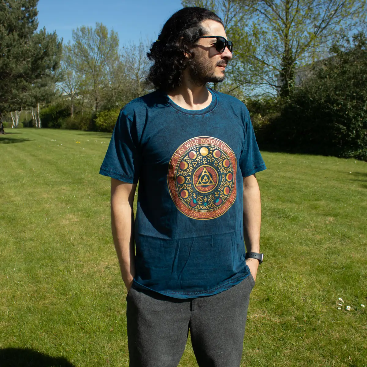 Nomad Sari Stonewashed bomulls-T-shirt med Stay Wild Moon Child-tryck i blått - produktbild 3