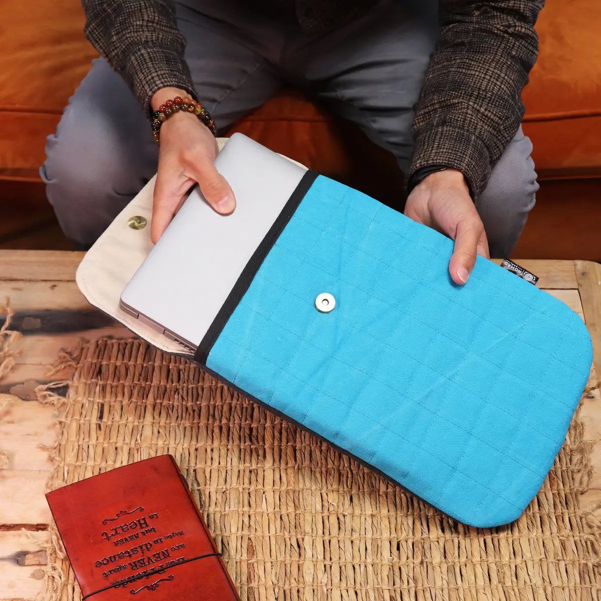 Nomad Sari vadderat fodral för laptop och surfplatta 13 tum turkos - produktbild 2