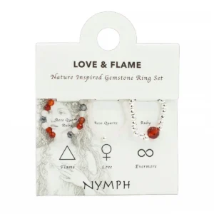 Tre elastiska ringar med rosenkvarts och rubin på vit display med text Love & Flame