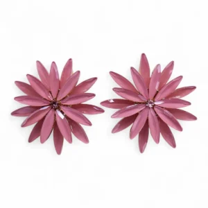 Mjukt rosa glasörhängen formade som blommor med polerad rostfri stålram
