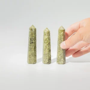 Obeliskformad ädelstensspets i epidot cirka 11 cm - produktbild 2