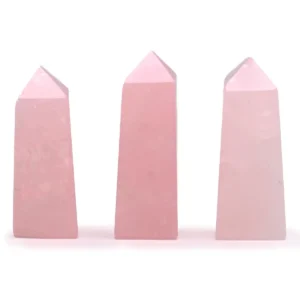 Tre obeliskformade spetsar i polerad rosenkvarts i olika nyanser av rosa