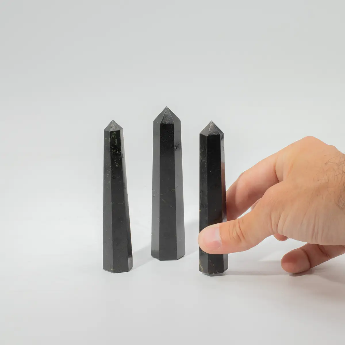 Obeliskformad spets i svart turmalin cirka 11 cm - produktbild 5