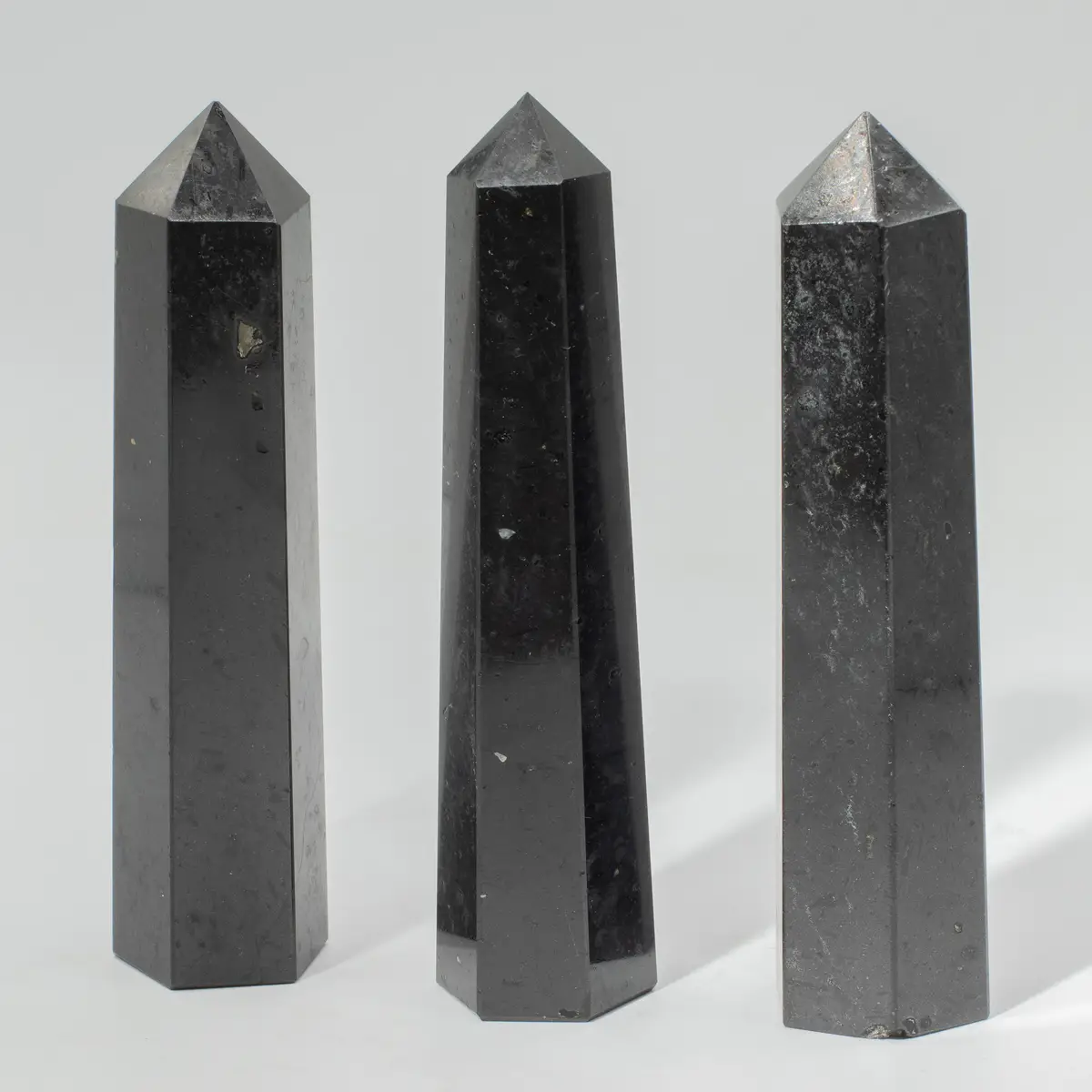 Obeliskformad spets i svart turmalin cirka 17 cm - produktbild 4