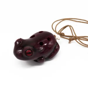 Keramisk ocarina formad som en mörkröd groda med snöre