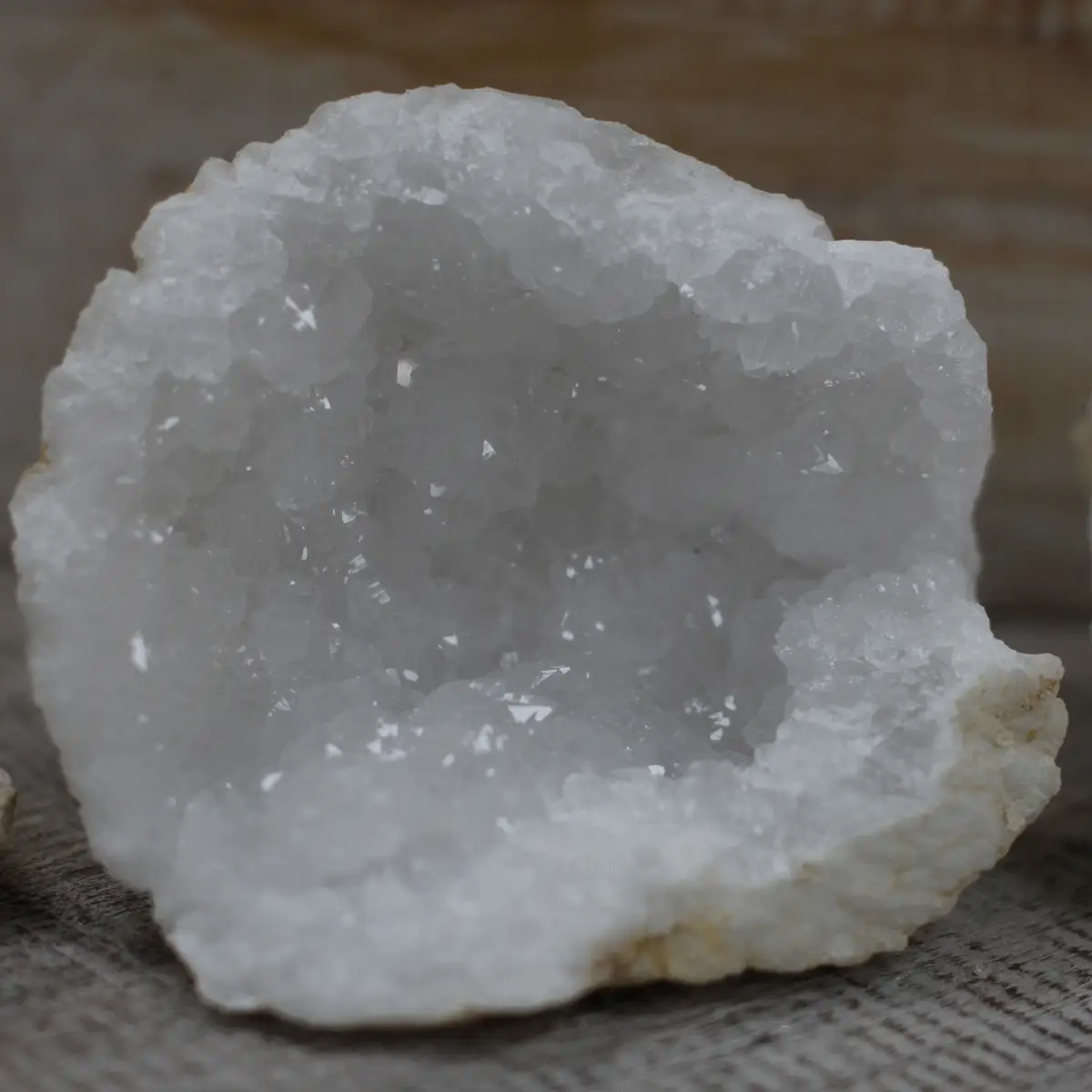 Oöppnad kalciumkarbonatgeod 6–9 cm - produktbild 5